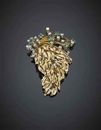 Broche/pendente a guisa di tralcio con fiore mobile in oro giallo e bianco,...