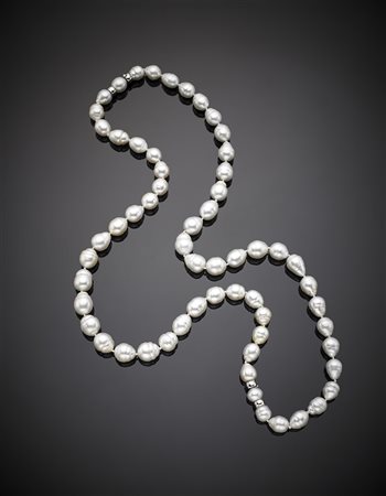 Collana di perle South-sea irregolari e scalate di color bianco/grigio...