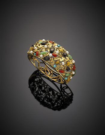 Bracciale rigido in oro giallo 585/1000 a decoro floreale traforato con gemme...