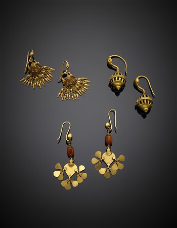 Lotto di tre paia di orecchini pendenti in oro giallo, di origine etnica, dei...