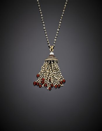 Lunga collana con microperle e pendente a nappa in microperle, corniola e...
