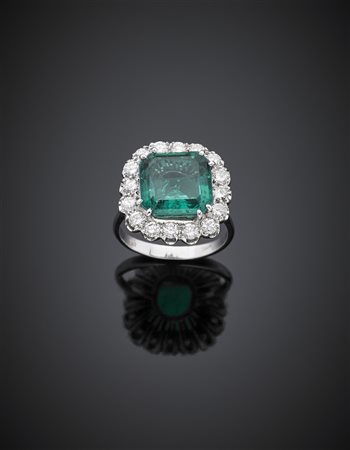 Anello in oro bianco e diamanti rotondi a contornare una pietra composita...