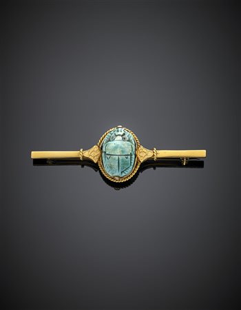 Spilla a barretta in oro giallo con scarabeo in turchese scolpito al centro,...