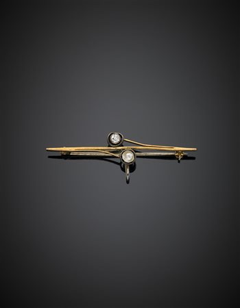 Spilla in oro giallo e argento con diamante e mezza perla, g 3,66, lungh. cm...