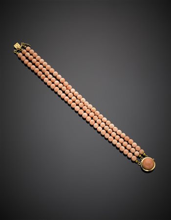 Bracciale a tre fili in boule di corallo rosa, chiusura in oro giallo con...