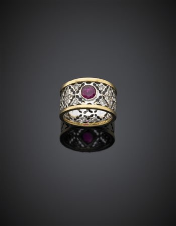 Anello in oro giallo e bianco con lavoro a traforo rifinito in diamanti e un...