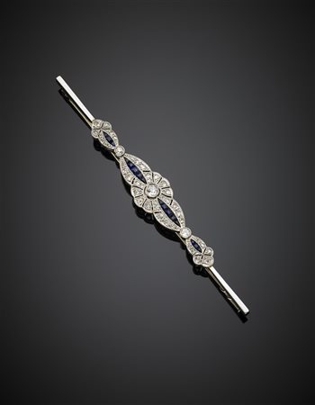 Broche in oro giallo e platino con diamanti rotondi, mezza rosetta e zaffiri...