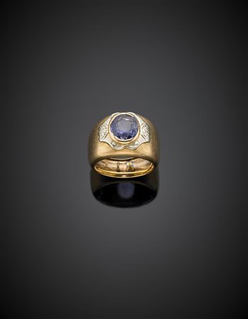 Anello a fascia in oro giallo e bianco con zaffiro ovale, g 8,38 misura...