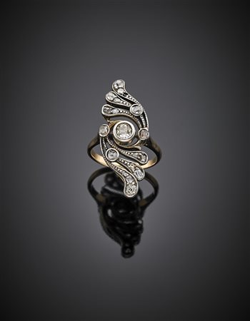 Anello in oro giallo e bianco rifinito con diamanti diverse forme e tagli, g...