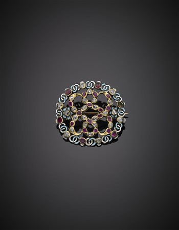 Spilla ovale in oro giallo e argento, piccoli rubini, diamanti a mezza...