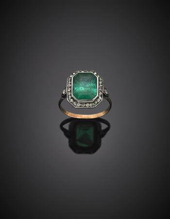 Anello in oro giallo e argento con vetro verde e pietre incolori intorno e...