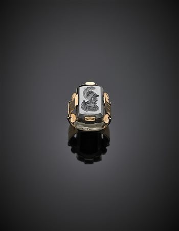 Anello in oro rosa con al centro un' ematite scolpita, g 8,66 misura 8/48....