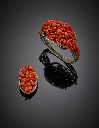 Lotto composto da bracciale e spilla in oro giallo 333/1000 e corallo rosso,...