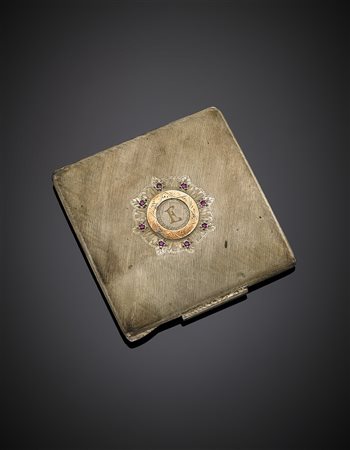 Portacipria quadrato in argento cesellato, rifinito in oro e rubini, g 62,57,...