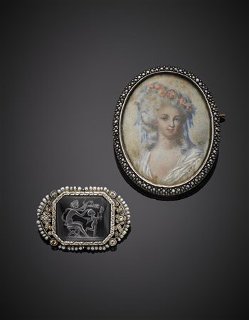 Due spille in oro giallo, bianco e argento, microperle con miniatura e...