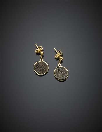 Orecchini pendenti in oro giallo con monete arabe, g 6,34.-ENYellow gold...