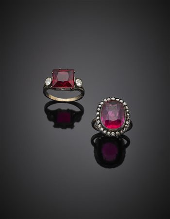 Due anelli in oro giallo, argento, diamanti a mezza rosetta, rotondi e rubini...