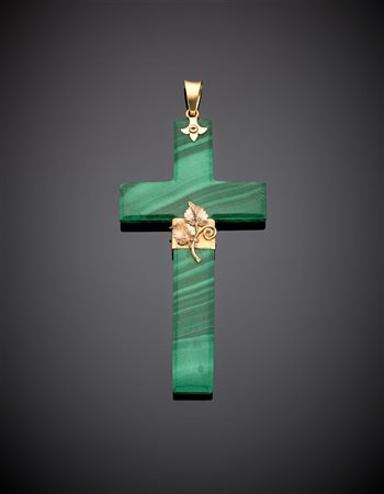 Croce in malachite rifinita in oro giallo rossastro, g 26,50, lungh. cm 9,80...