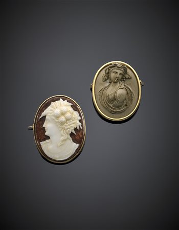 Due spille con cammei montati in oro giallo, g 19,30.-ENTwo yellow gold cameo...