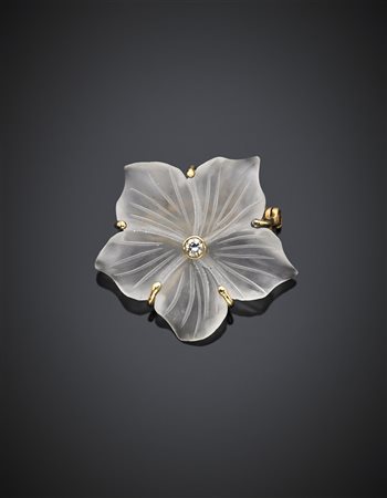 Spilla a fiore in quarzo ialino e diamante legata in oro giallo, g 5,18,...