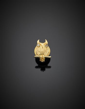 Pin in oro giallo satinato a guisa di gufetto con piccoli diamanti, g...