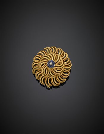 Broche in oro giallo con spirali zigrinate a formare una cupola culminata da...