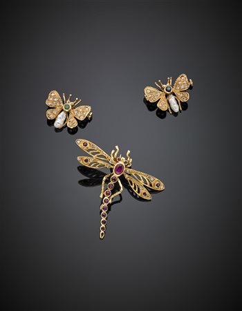 Tre spille a guisa di farfalle e libellula in oro giallo, rifinite con perle...
