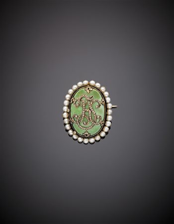 Broche in oro giallo con turchese cabochon, perle e cifre in diamanti, g...
