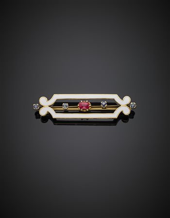 Broche in oro giallo con spinello centrale ovale e zaffiri rotondi, rifinita...