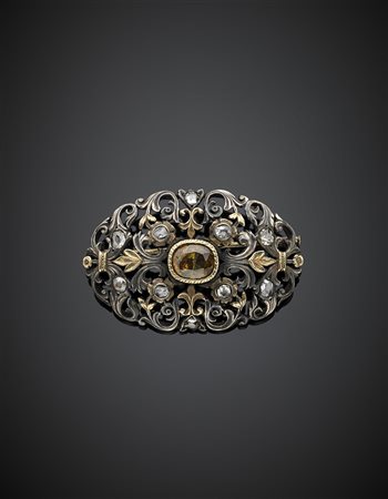 Broche ovale a decoro floreale in oro giallo e argento con diamanti...
