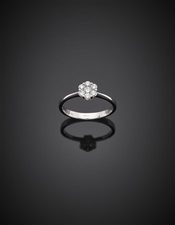 GIORGIO VISCONTIAnello in oro bianco con diamanti a formare fiorellino, g...