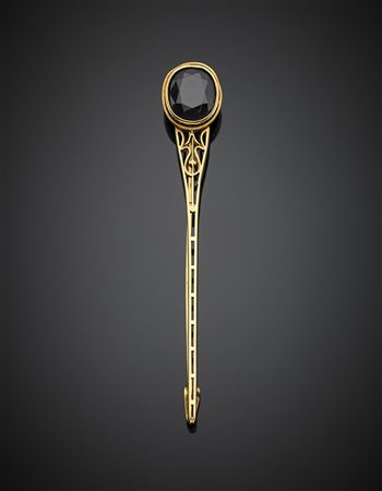 Spillone in oro giallo con zaffiro ovale di ct. 8,37 circa, g 11,04, lungh....