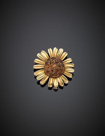 Spilla a guisa di girasole in oro giallo, rifinita con quarzi madeira, g...