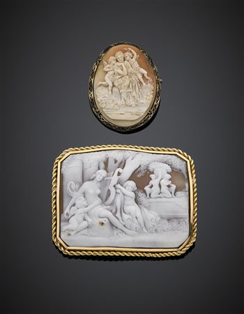 Lotto composto da due cammei in conchiglia, con figure femminili e putti...
