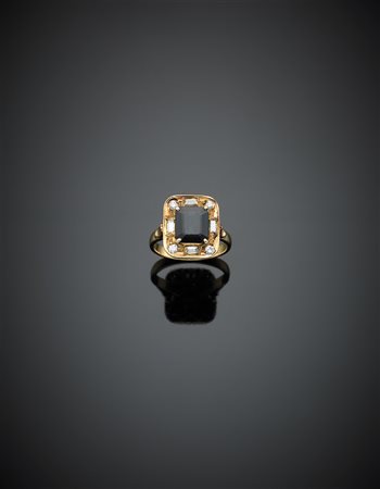 Anello in oro giallo con zaffiro ottagonale contornato da diamanti rotondi e...
