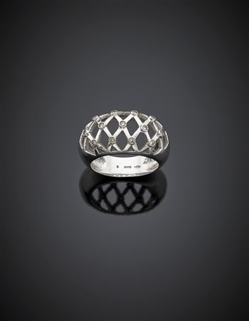 Anello in oro bianco come una rete bombata, rifinito in diamanti, g 7,60...