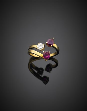 Anello in oro giallo con diamante rotondo di ct. 0,50 circa e due rubini a...