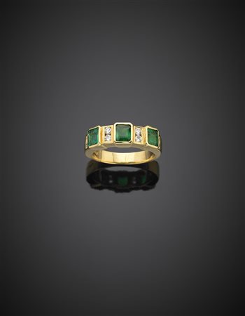 *MISSIAGLIA Anello in oro giallo con tre smeraldi rettangolari per...