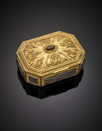 Scatola in argento sbalzato, cesellato e dorato rifinita con otto placche...