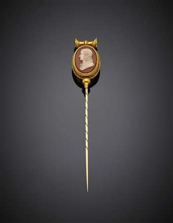 Spillone in oro giallo con cammeo in agata raffigurante giovinetto, dono...