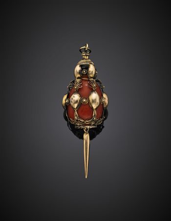 Pendente in corallo rosso ovoidale con filigrana in oro rosso a trattenerlo,...