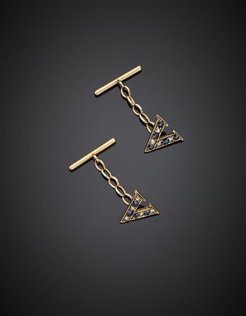 Gemelli con lettera "V" in oro giallo 585/1000 con diamanti a mezza rosetta e...