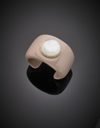 Bracciale rigido alla schiava in materiale plastico con centrale in...