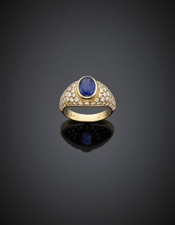 Anello in oro giallo con pavé di diamanti a contornare uno zaffiro ovale...