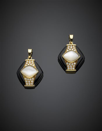 Due ciondoli nati come orecchini in oro giallo con diamanti rotondi taglio...