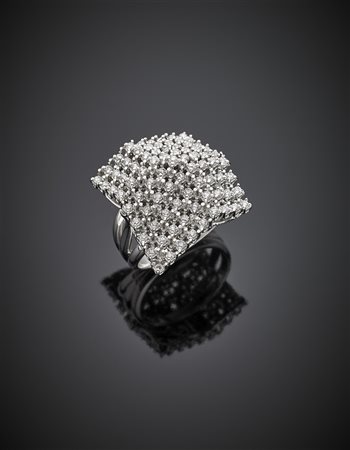 Anello in oro bianco a piramide con diamanti rotondi, g 13,11 misura...