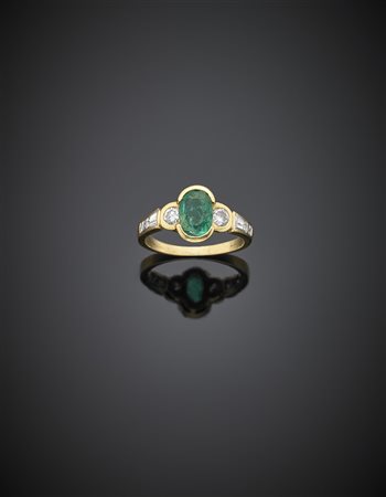 Anello in oro giallo con smeraldo ovale, diamanti rotondi e tapered, g 3,19...