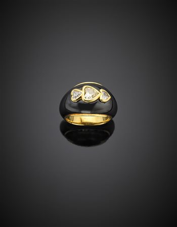 *Anello bombato in oro giallo ed ematite con tre diamanti a cuore, il...