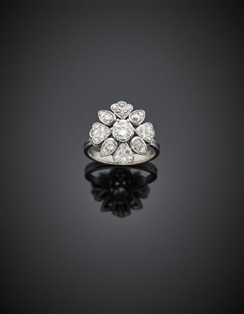 Anello in oro bianco e diamanti a fiore, diamante rotondo centrale di ct....