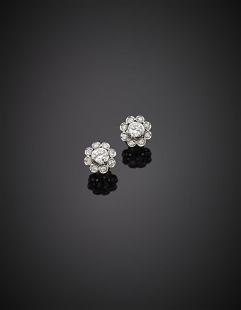 Orecchini a fiore in oro bianco e diamanti con centrali di ct. 0,50 circa, g...